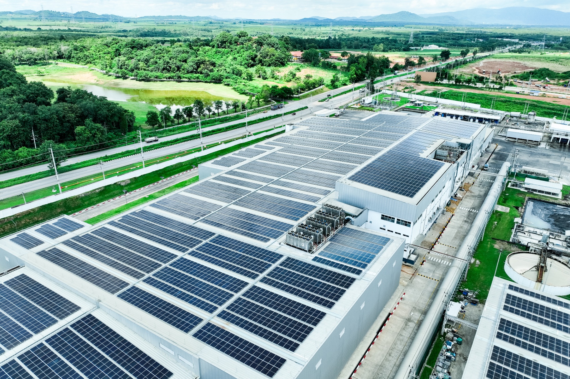 Industrial building with rooftop solar array installed over a single-ply membrane
